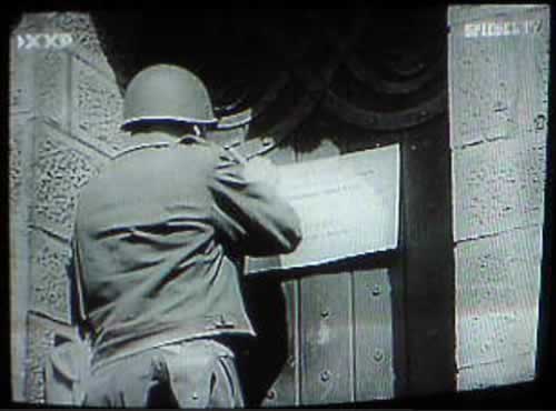 Ein amerikanischer Kulturoffizier schtzt die Eigelsteintorburg. - © XXP
